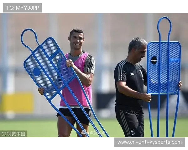 球员在训练课上自发示范脚法技巧，带动队友学习